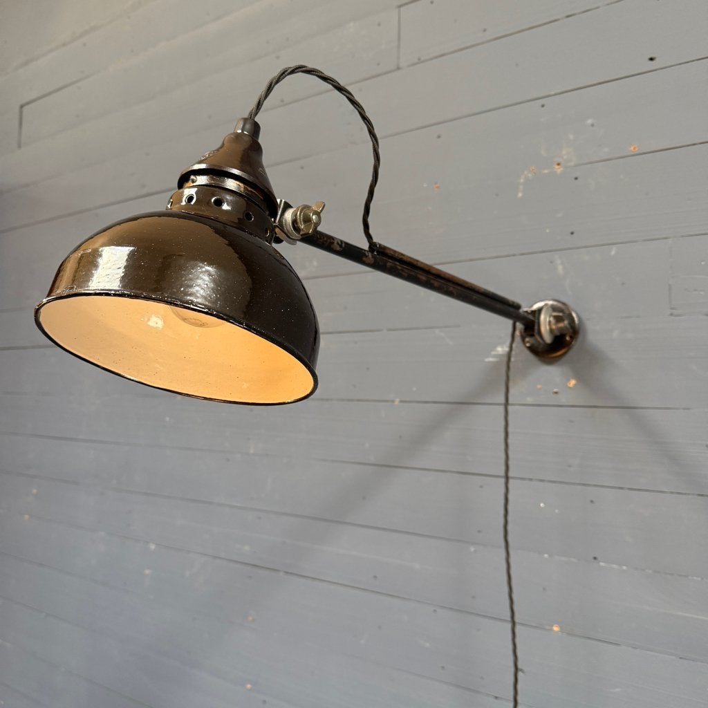Vroege Rademacher wandlamp met grote emaille kap zwart oud, Met schakelaar, Gebruikt, -, Zwart