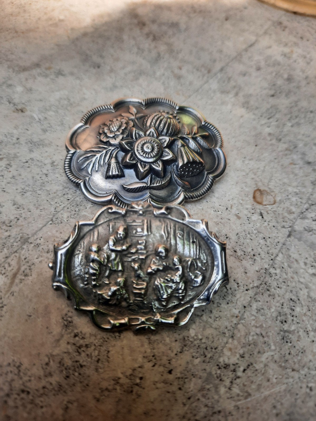 Twee zilveren broches met keuren, Ophalen of Verzenden