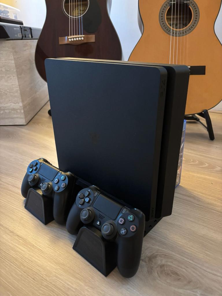 PS4 slim - 2 controllers - Charging Station + Fan - 3 games, Ophalen, Zo goed als nieuw, Met 2 controllers, Slim