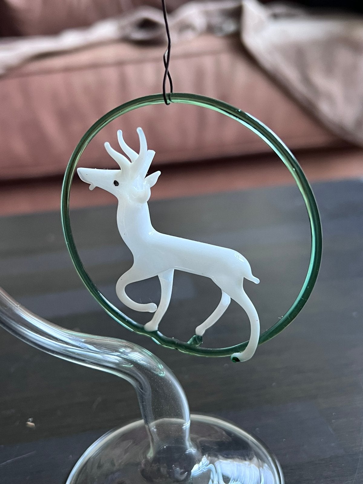 Oude kerstbal melkglazen hert in glazen ring, Diversen, Kerst, Ophalen, Gebruikt