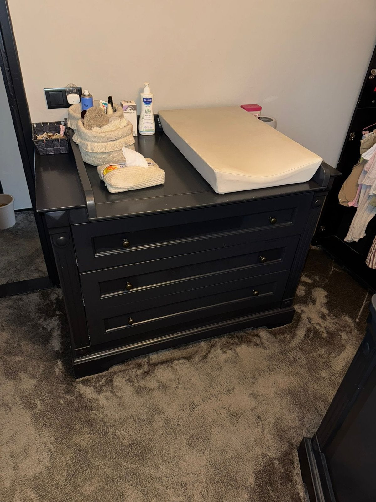Babykamer set – Ledikant + Commode | Donker antraciet/zwart, Ophalen, Zo goed als nieuw, Jongetje of Meisje