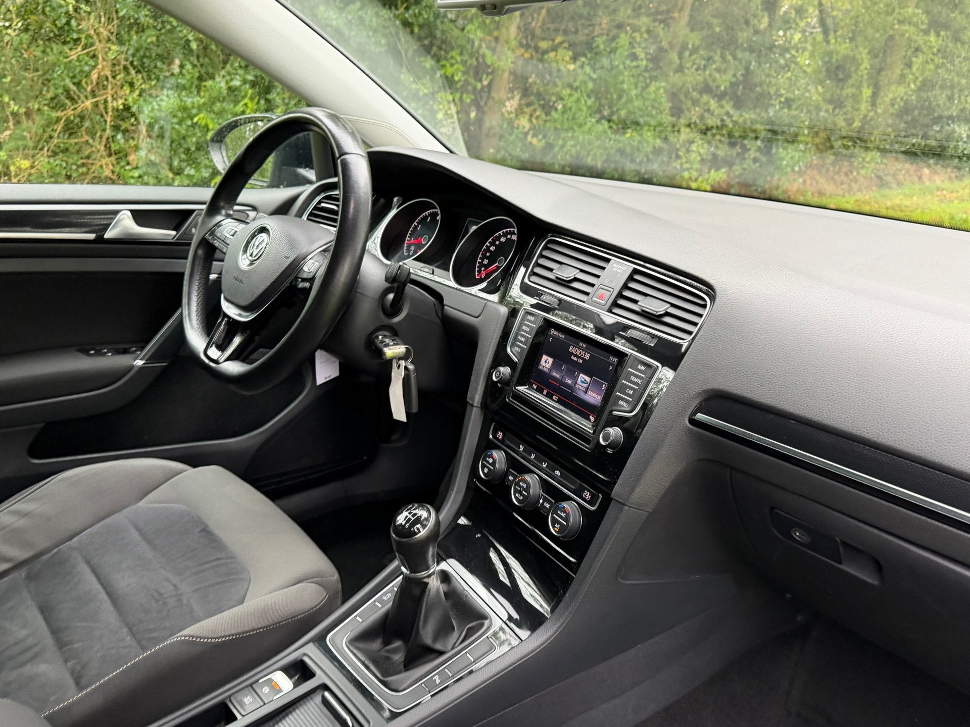 Volkswagen Golf 1.2 TSI Highline | Cruise + Clima + Navi Nu, Auto's, Voorwielaandrijving, Stof, Gebruikt, Zwart