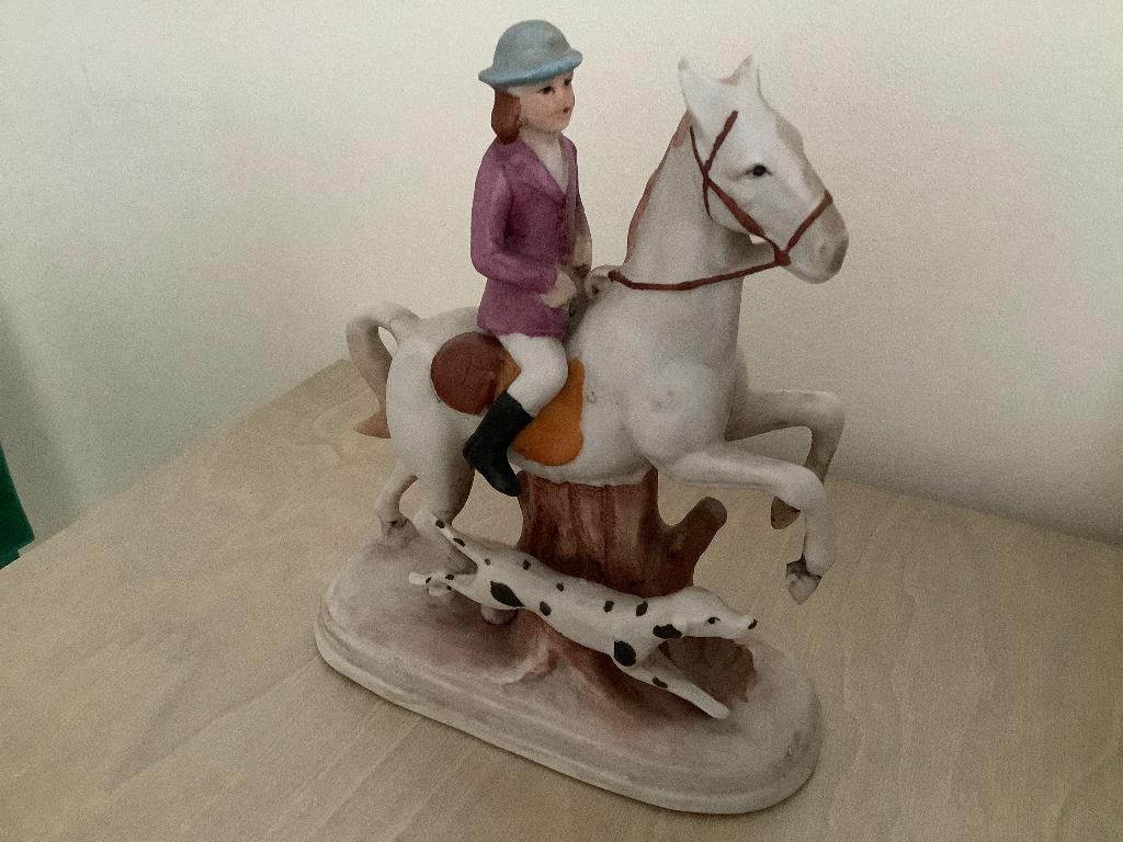 Beeldje, vrouw op paard met hond, 14 cm hoog, Verzamelen, Beelden en Beeldjes, Ophalen of Verzenden, Gebruikt, Mens