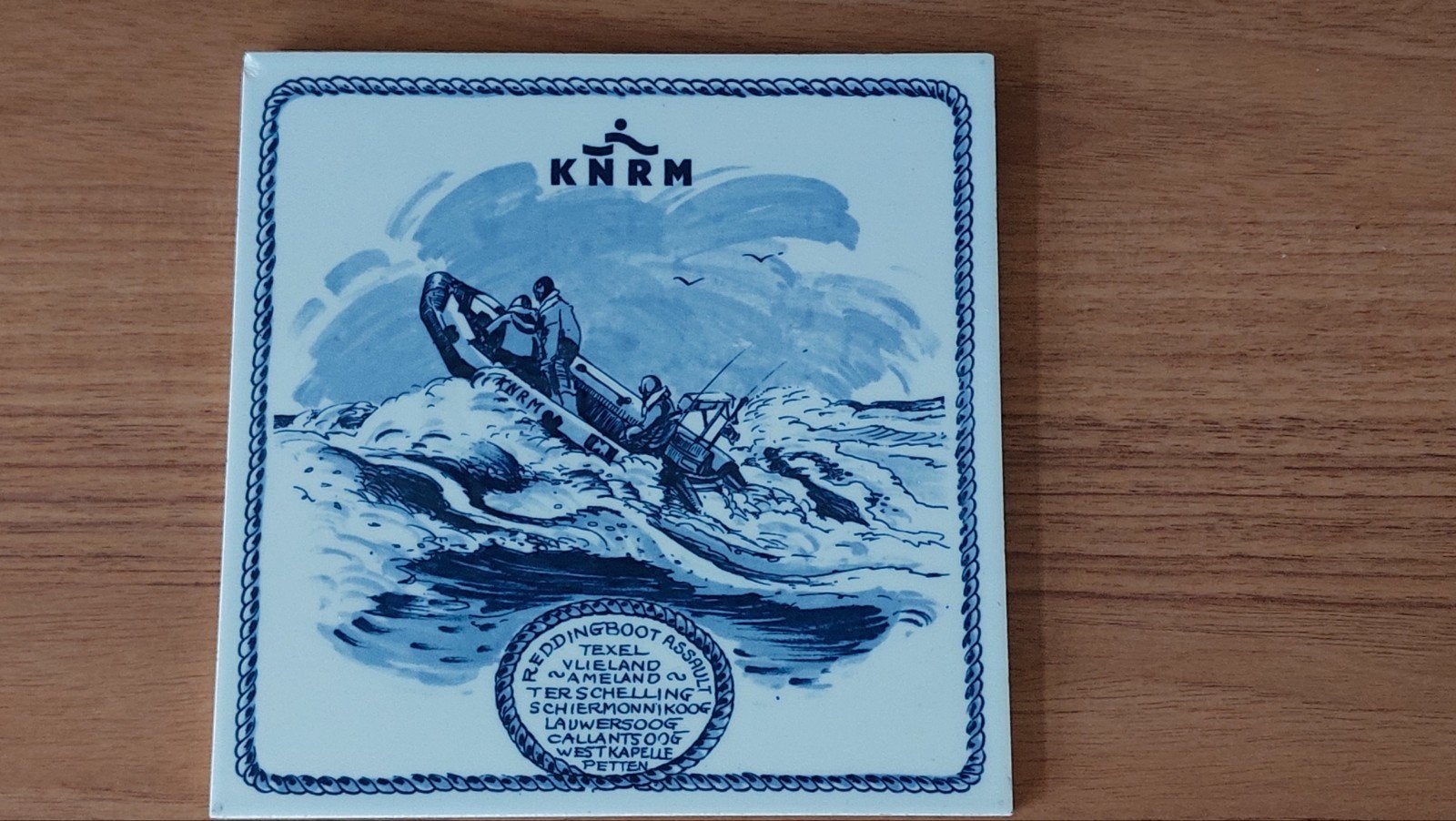 Vintage Delfts Blauwe tegel KNRM, Ophalen of Verzenden, Motorboot of Zeilboot, Gebruiksvoorwerp
