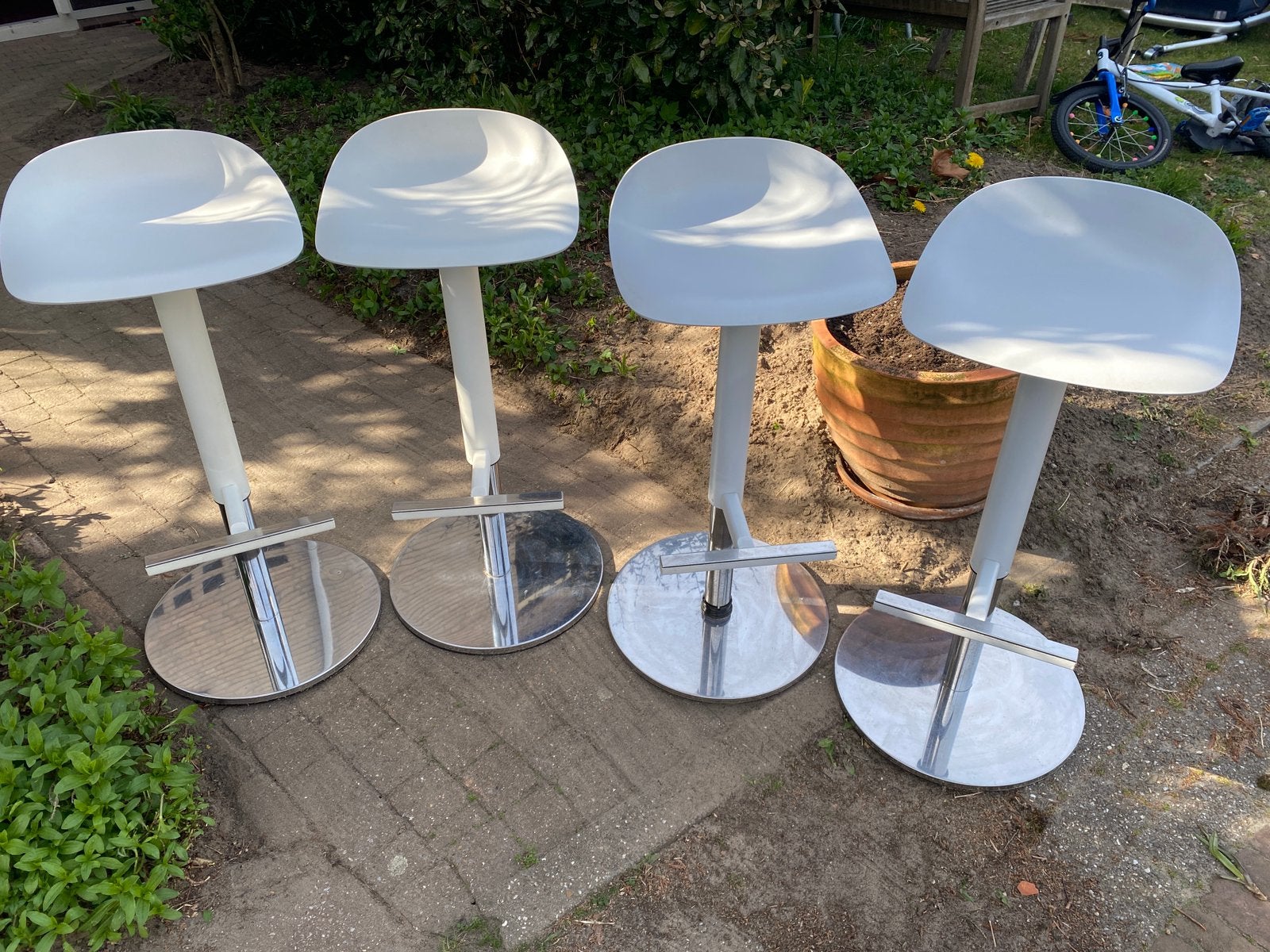 Ikea Janinge barkrukken 2 witte 2 grijze, Ophalen, In hoogte verstelbaar, 60 tot 90 cm, Zo goed als nieuw