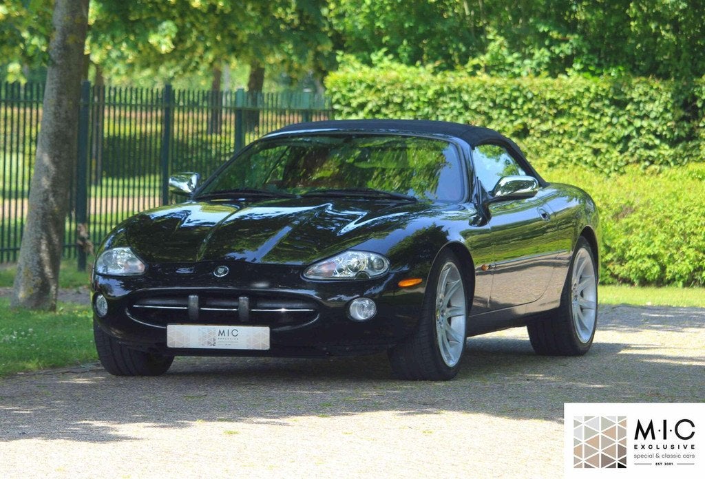Topstaat XK8 4.0 V8 Cabrio | Black on Red! | Inruil mogelijk, Auto's, Achterwielaandrijving, Gebruikt, 8 cilinders, Cabriolet