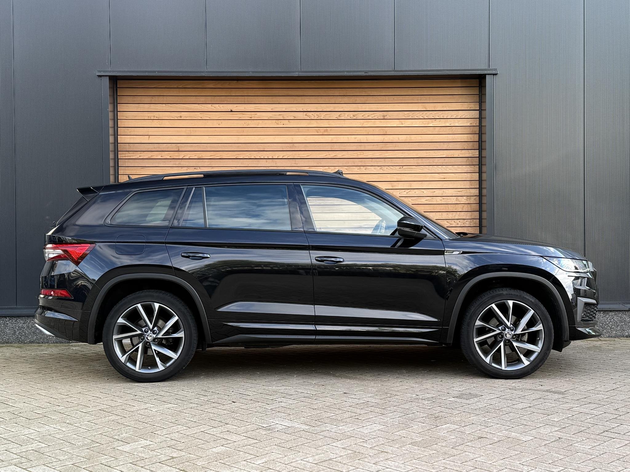 Skoda Kodiaq 1.5 TSI Sportline Business SPORTSTOELEN|TREKHAA, Auto's, Startonderbreker, 4 cilinders, 150 pk, Alcantara