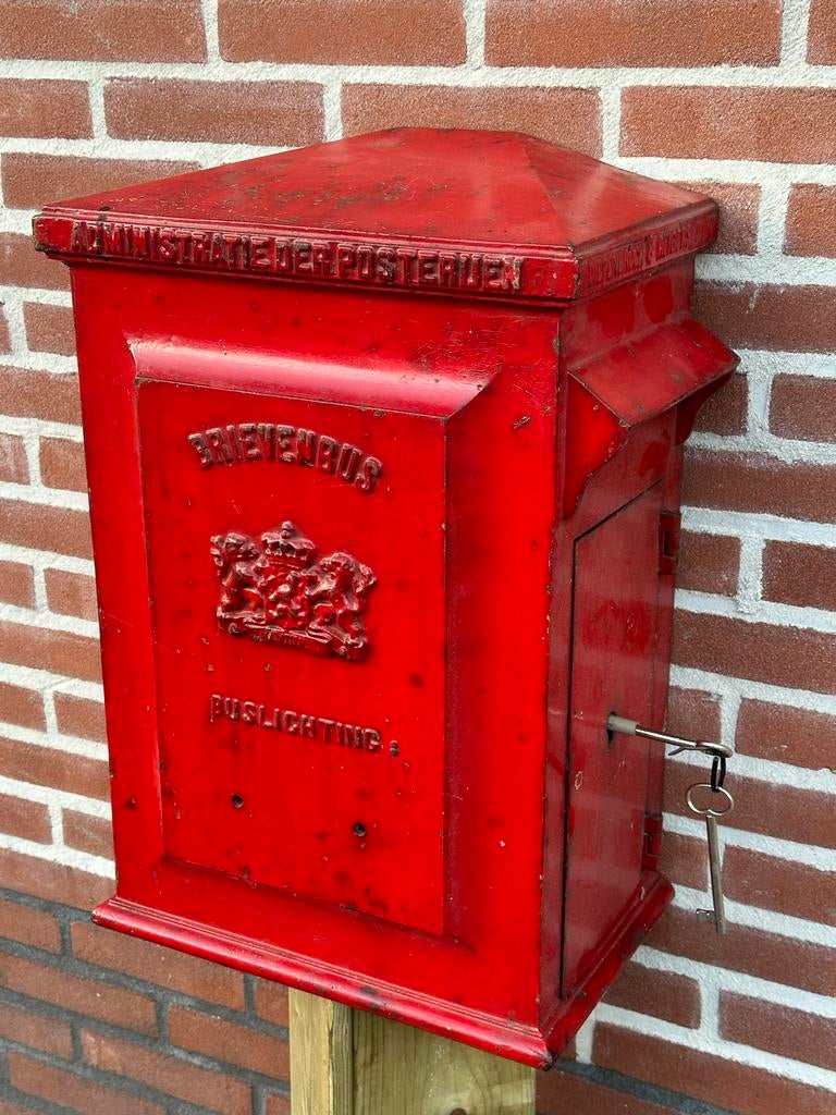 Authentieke rode PTT brievenbus, Ophalen