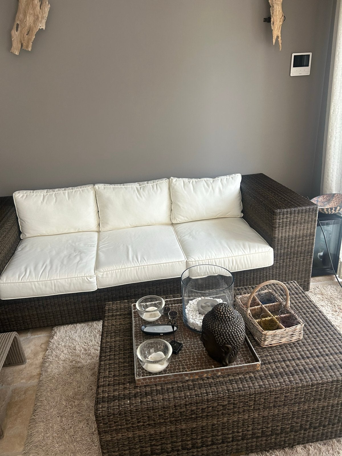 Comfortabele rotan bank met witte kussens, Huis en Inrichting, Ophalen, Gebruikt, Driepersoons, Rechte bank