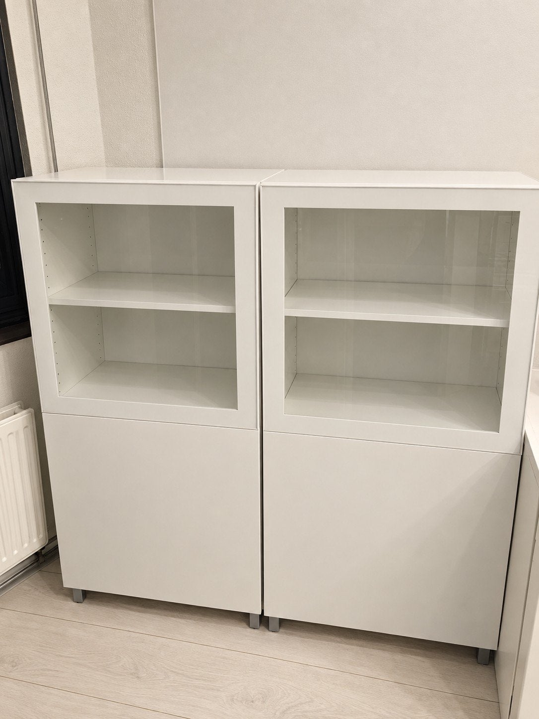 Twee witte Ikea Besta vitrinekasten hoogglans, Ophalen, Met deur(en), 100 tot 150 cm, 50 tot 100 cm