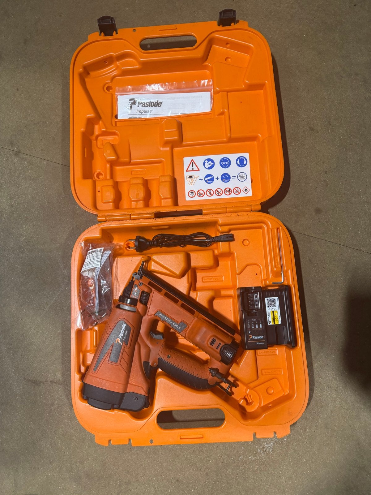 2x Pasiode im65a f16 Impulse tacker met koffer en lader, Ophalen, Gebruikt, Tacker/nietmachine, Overige merken