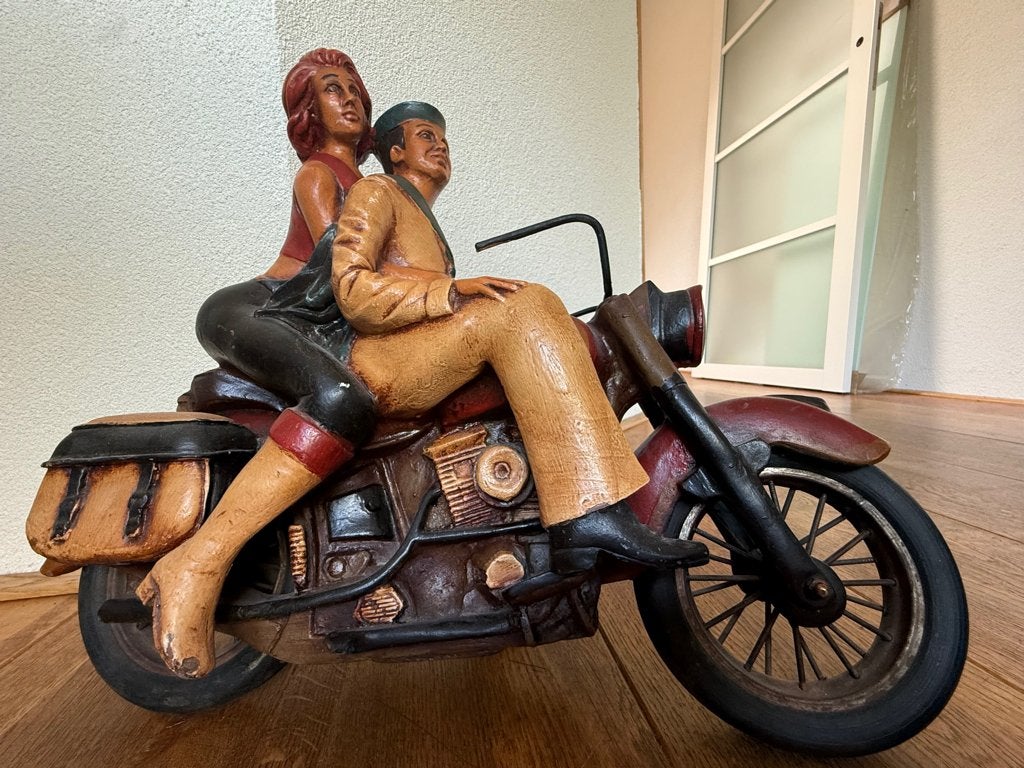 Man en vrouw op Harley Davidson beeld - 38x49cm, Verzamelen, Beelden en Beeldjes, Ophalen, Gebruikt, Overige typen