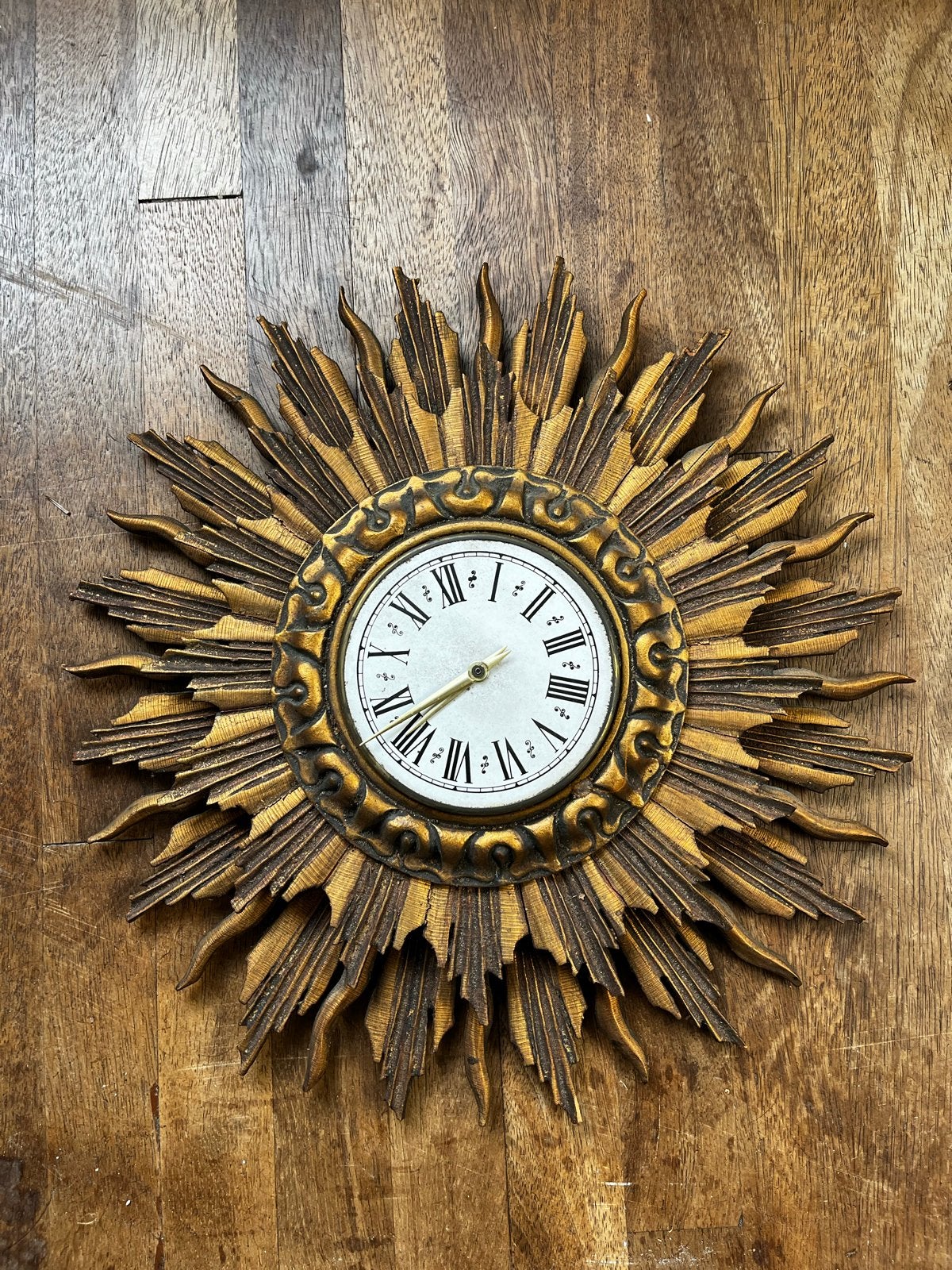 Antieke Zonnewijzer Wandklok - Goudkleurig, Antiek en Kunst, Ophalen