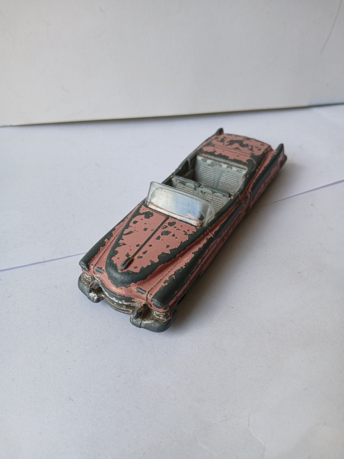 Cadillac Eldorado.  Dinky toys 131, mist bestuurder, Ophalen of Verzenden, Gebruikt, Auto, Dinky Toys