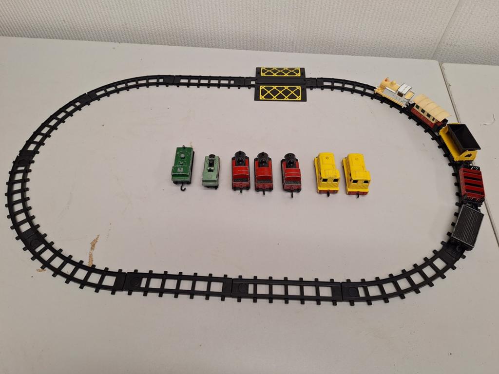 Matchbox treinbaan met diverse treinen en wagons, Ophalen of Verzenden, Gebruikt, Jongen of Meisje