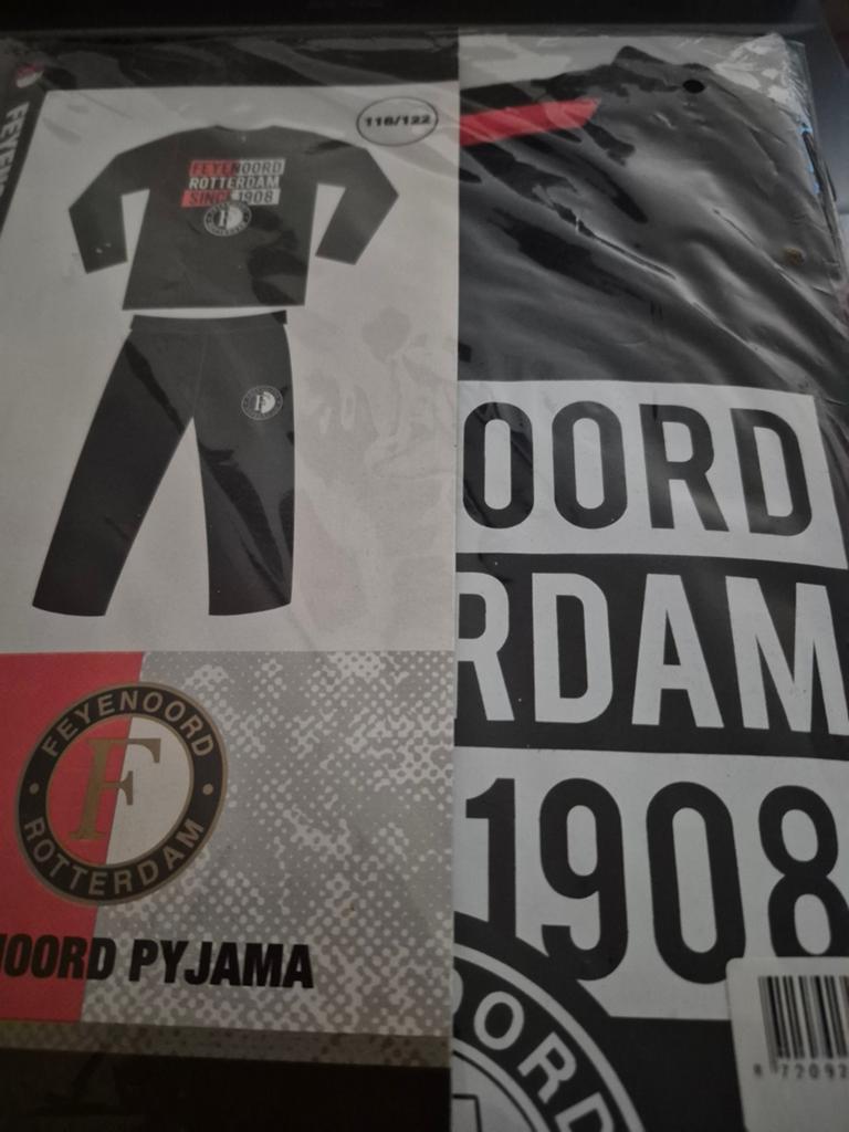 Feyenoord pyjama, Ophalen
