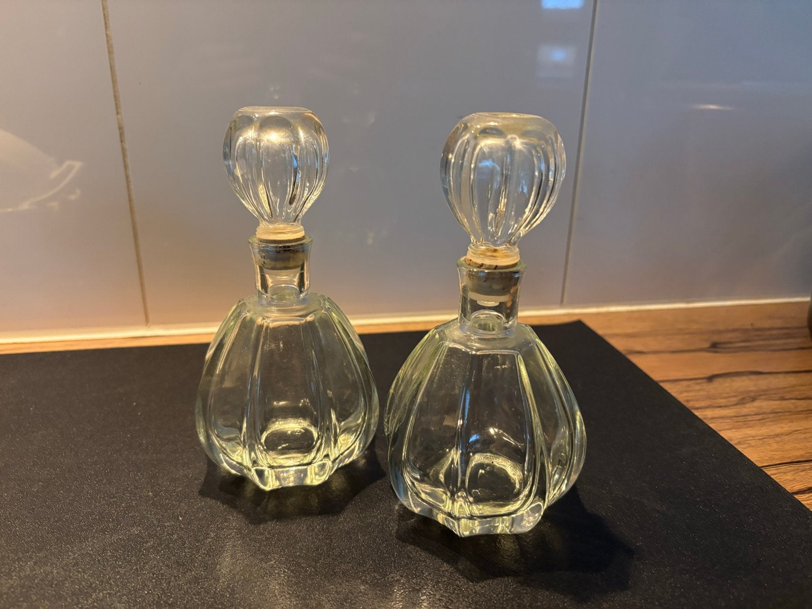 Set van 2 vintage glazen parfumflesjes met stop, Antiek en Kunst, Ophalen