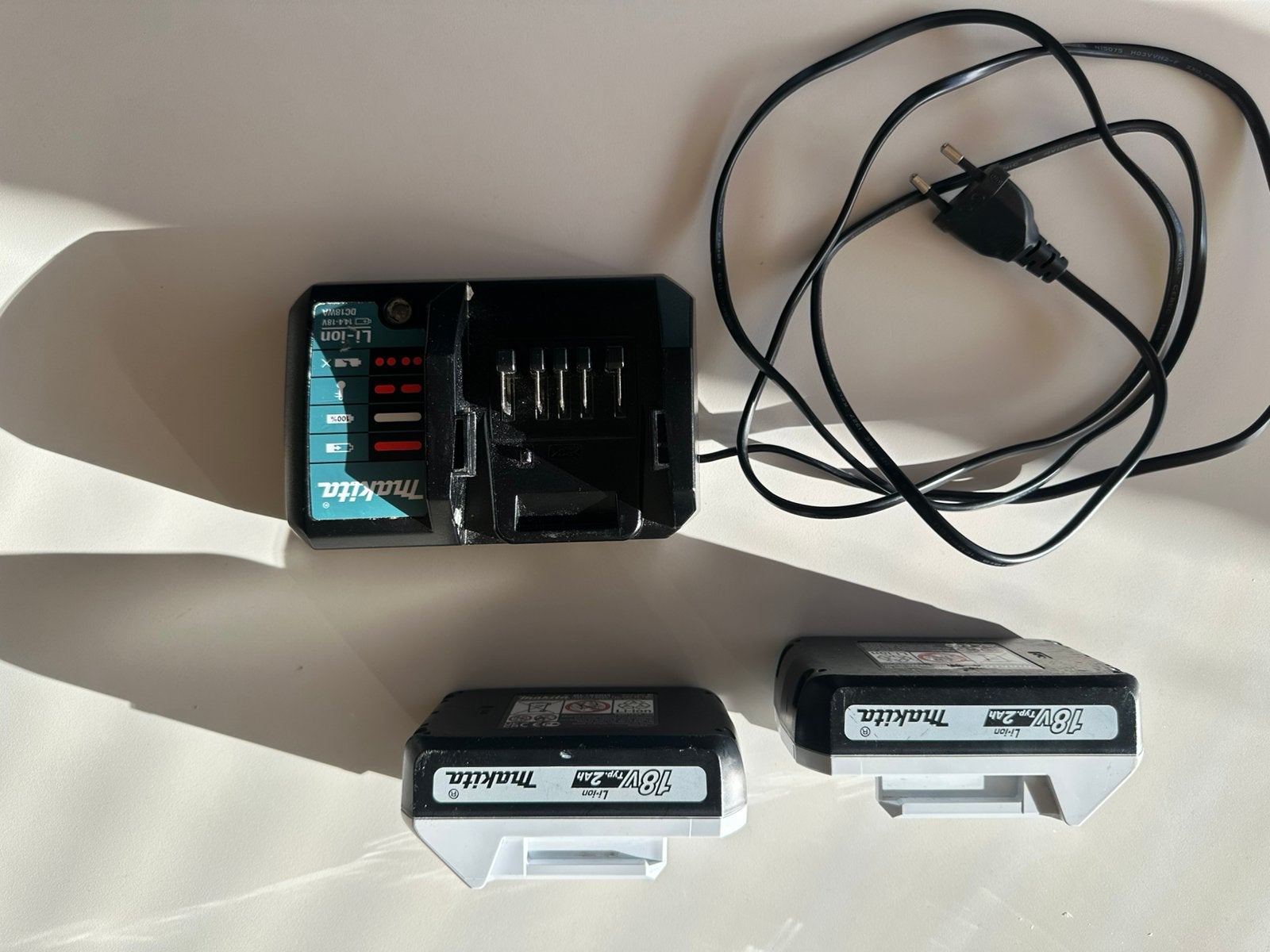Makita oplader en 2 goede accu,s, Ophalen of Verzenden, Zo goed als nieuw