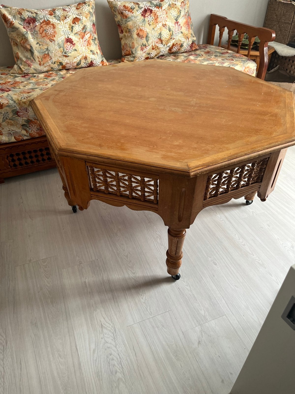 Marokkaanse Vintage houten salontafel met wieltjes, Huis en Inrichting, Ophalen, Gebruikt, 100 tot 150 cm, 50 tot 100 cm