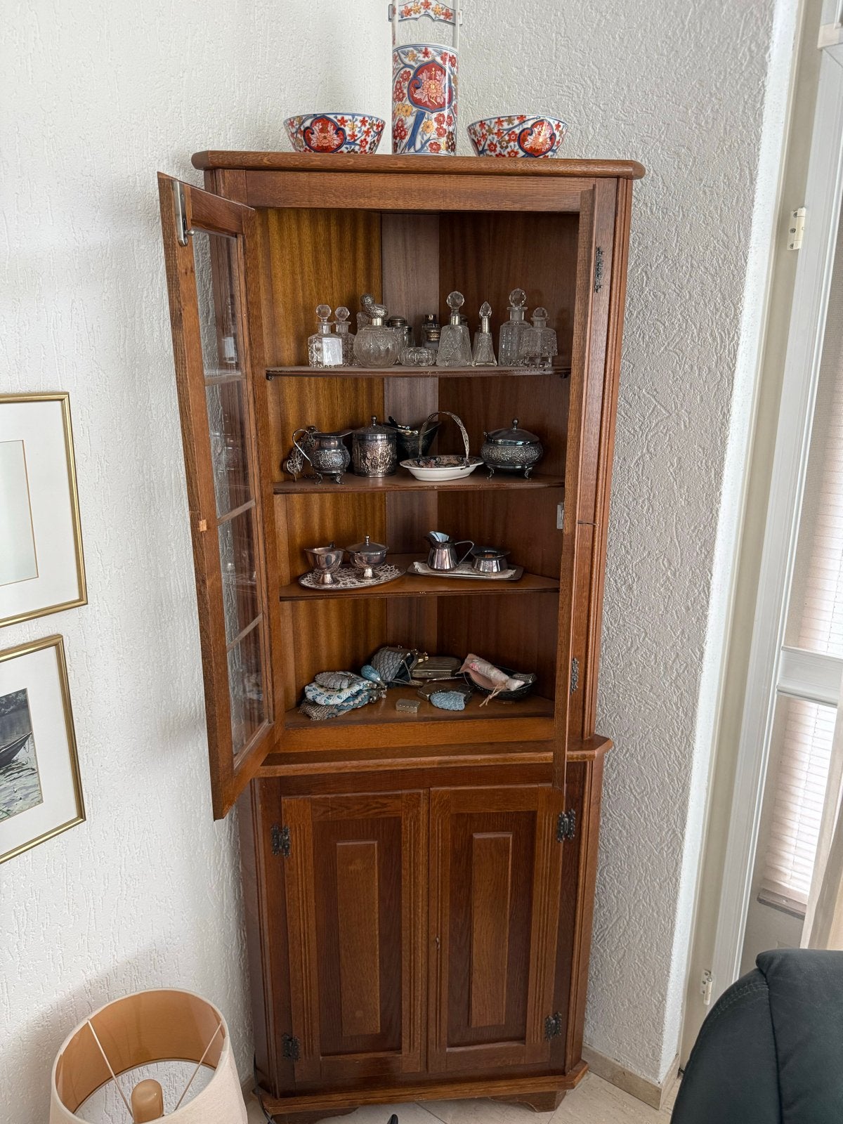 Mooie houten hoekkast met glazen deuren, Ophalen