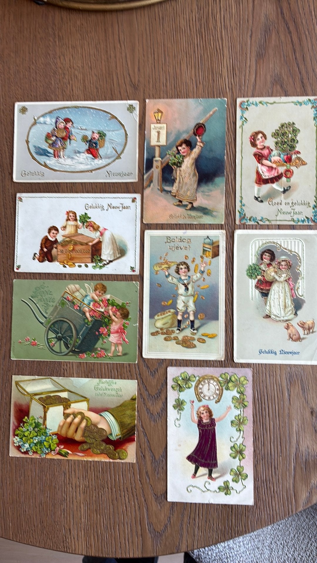 9 kaarten Nieuwjaar.goudopdruk,paar relief.Gebruikssporen, Ophalen of Verzenden, Gelopen, Feest(dag)