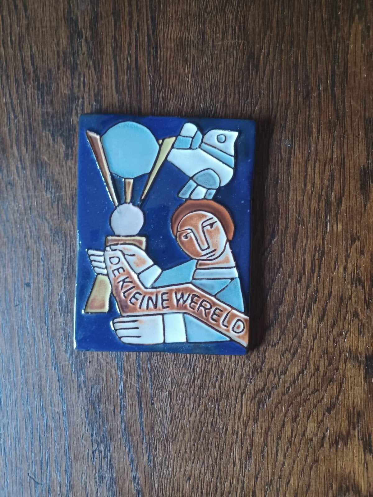 Vintage Tegel 'De Kleine Wereld' - Keramiek Wanddecoratie, Ophalen of Verzenden
