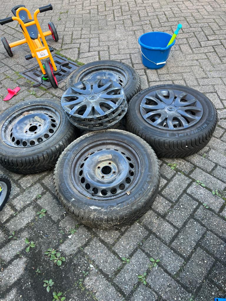 Set van 4 winterbanden met stalen velgen en wieldoppen, Auto-onderdelen, Banden en Velgen, Ophalen, Gebruikt, 15 inch, Banden en Velgen