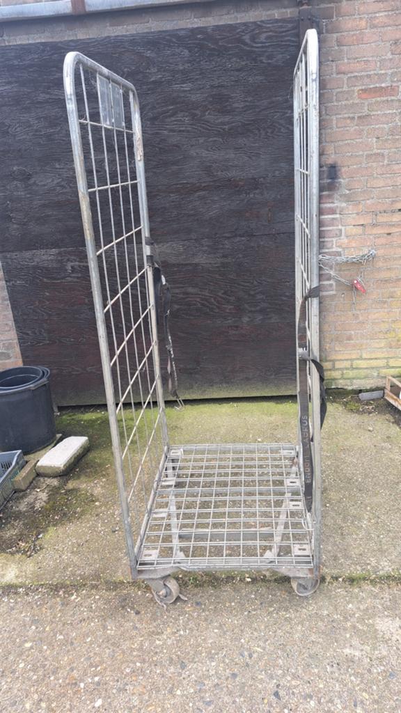 Stevige rolcontainer voor transport en opslag, Ophalen, Gebruikt