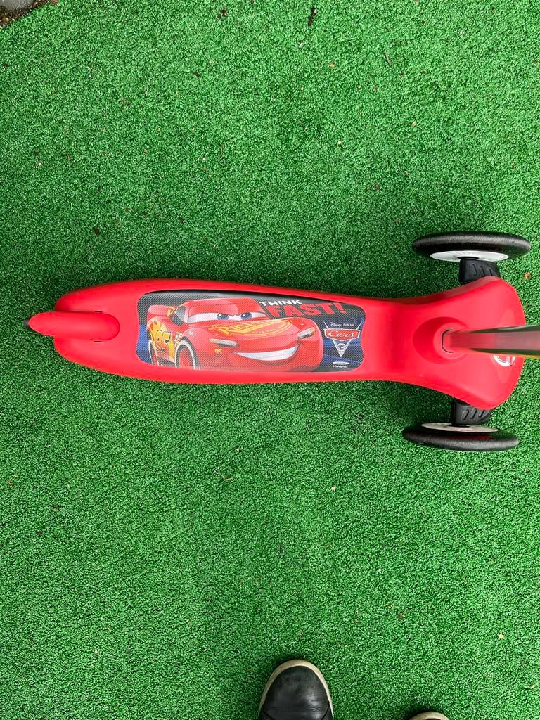 Rode kinderstep met Cars Lightning McQueen, Ophalen, Gebruikt, Gewone step