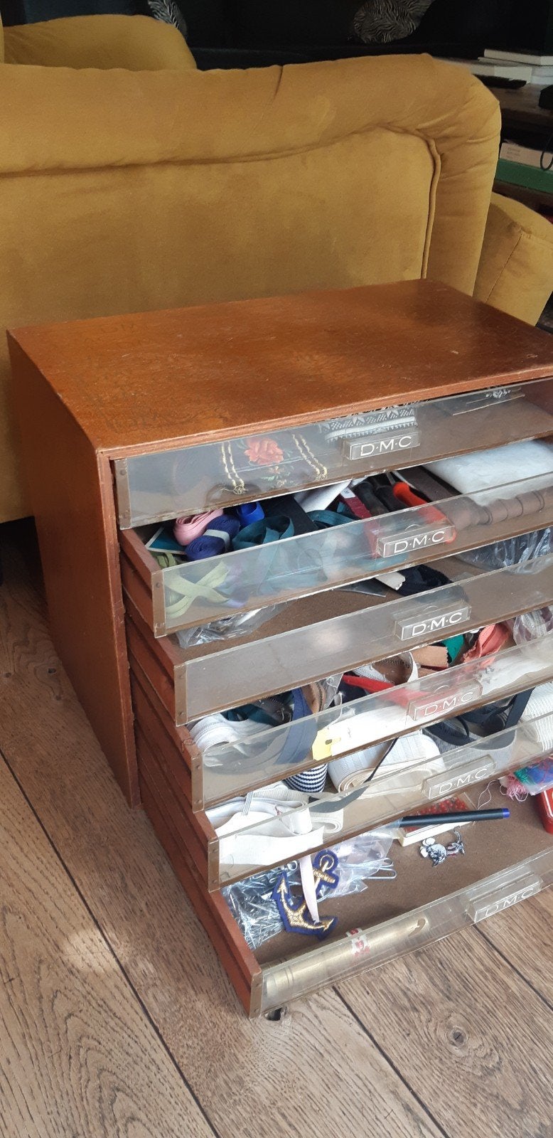 DMC fournituren kastje vintage, Hobby en Vrije tijd, Ophalen, Gebruikt
