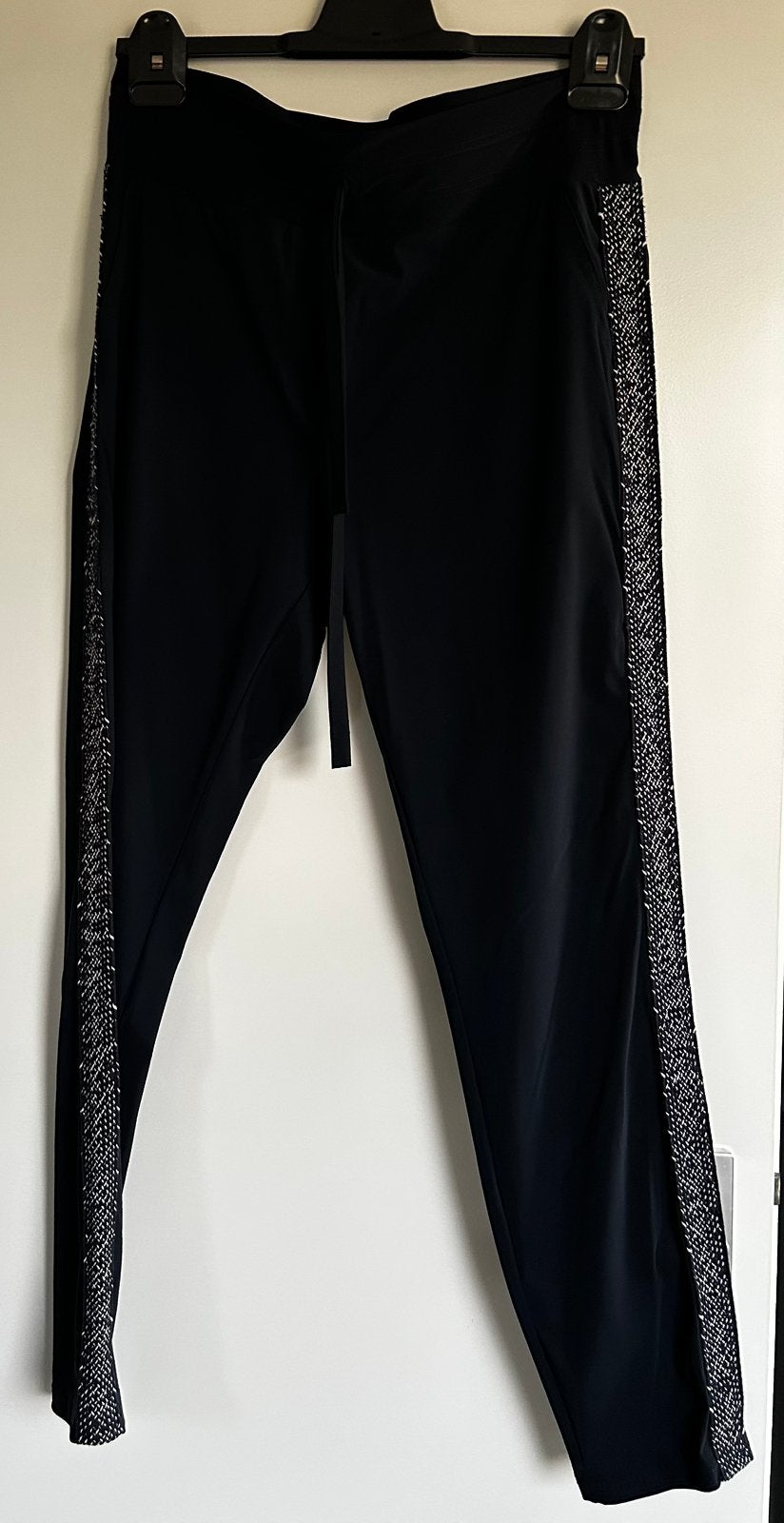Studio Anneloes broek donkerblauw met witte bies mt M, Blauw, Maat 40/42 (M), Zo goed als nieuw, Legging