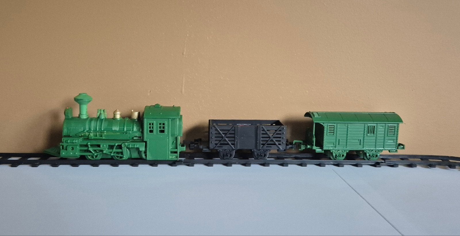 Miniatuur Trein voor Kerstdorp groen, Zwart, Goud met Gelui, Overige merken, Gebruikt, Ophalen of Verzenden, Gelijkstroom