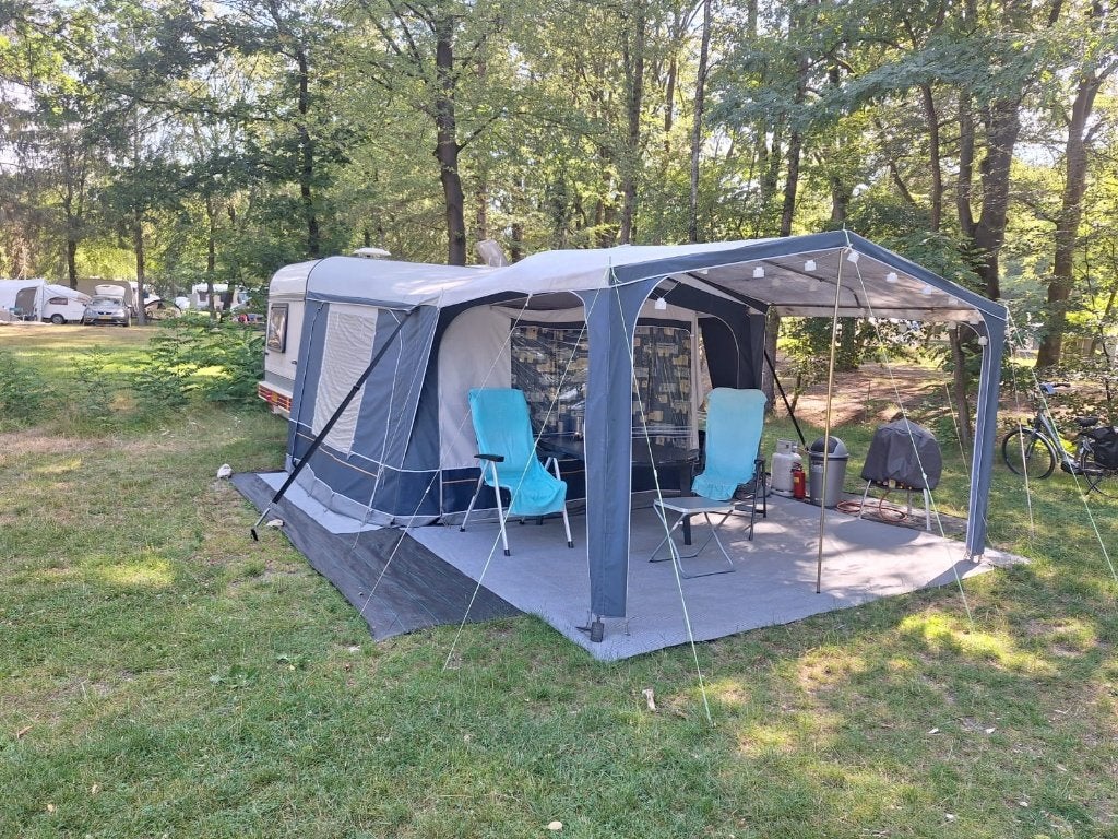 Goed onderhouden caravan met voortent en luifel- Hobby, Caravans en Kamperen, Overige typen, Rondzit, Hobby, 750 - 1000 kg