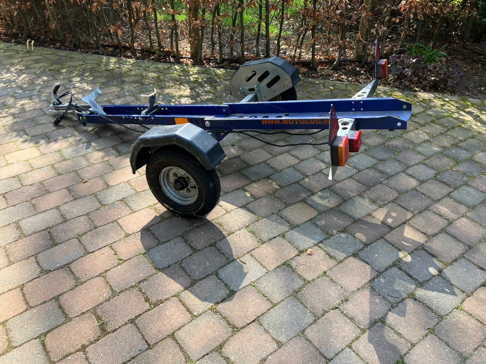 Motolug motoraanhanger, blauw, voor 1 motor, met reservewiel, Motoren, Accessoires | Overige, Ophalen, Zo goed als nieuw