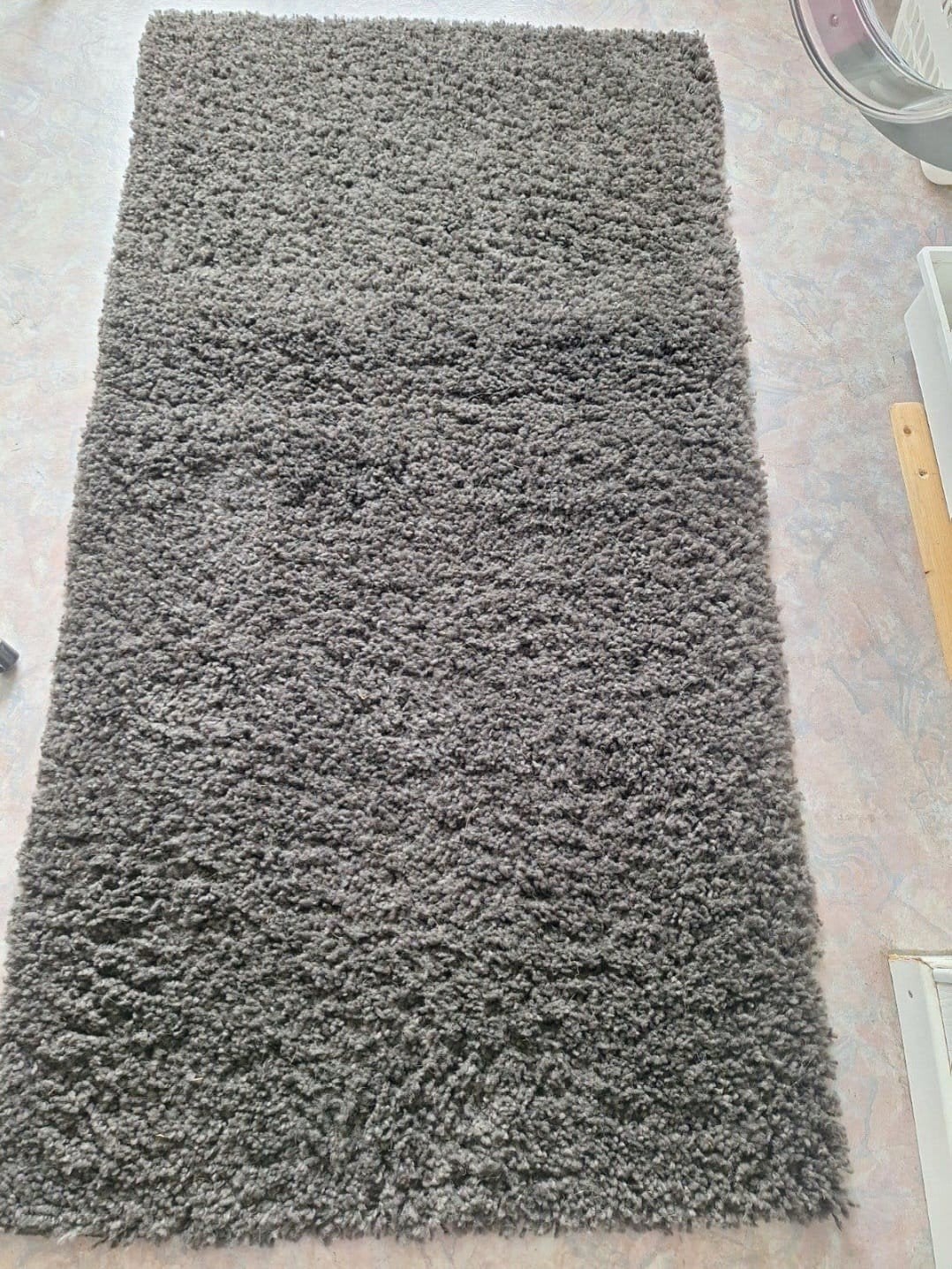 lig kleedje hond plus 2 eetbakken en 2 aanlegpennen met touw, Ophalen, Zo goed als nieuw