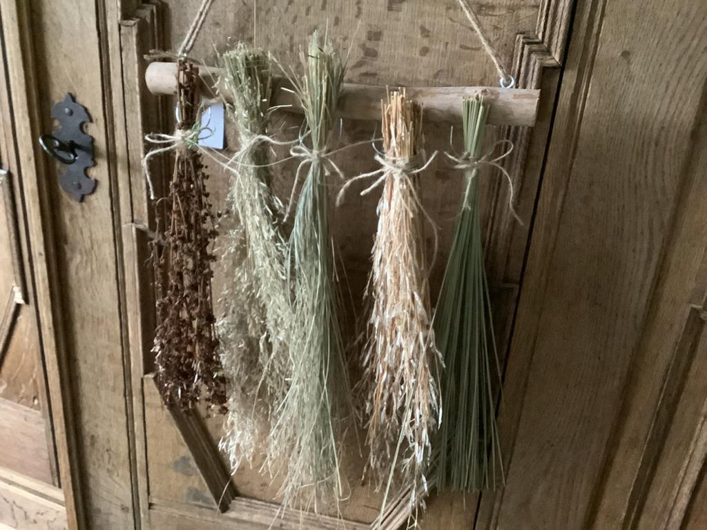 Nieuw 5 bosjes droogbloemen aan houten rek hanger, 4 kleuren, Huis en Inrichting, Woonaccessoires | Droogbloemen, Ophalen of Verzenden