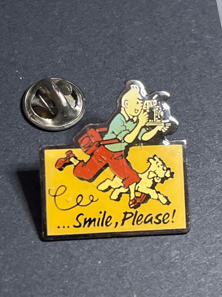 Kuifje Tintin pin - Smile, Please! met Bobbie en camera, Verzamelen, Speldjes, Pins en Buttons, Figuurtje, Gebruikt, Ophalen of Verzenden