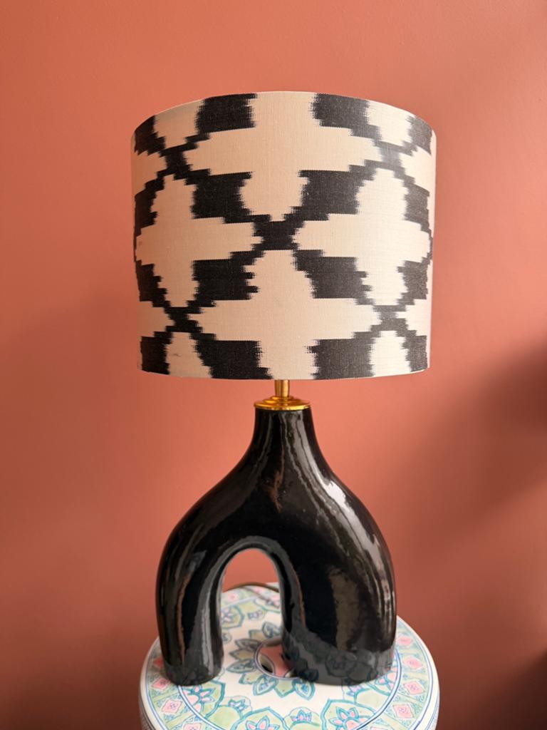 Zwarte Marokkaanse vaas-lamp met zijden ikat lampenkap, Huis en Inrichting, Ophalen of Verzenden, Nieuw, Stof, Minder dan 50 cm