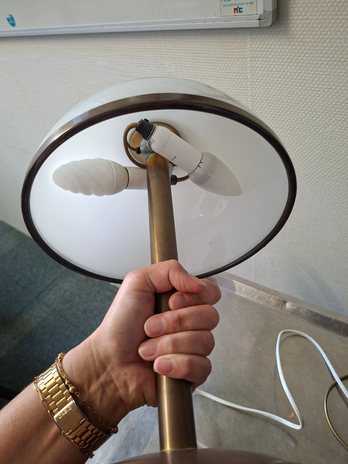 Foto 3 van Vintage Tafellampen met Melkglas Kap - Koperkleurig