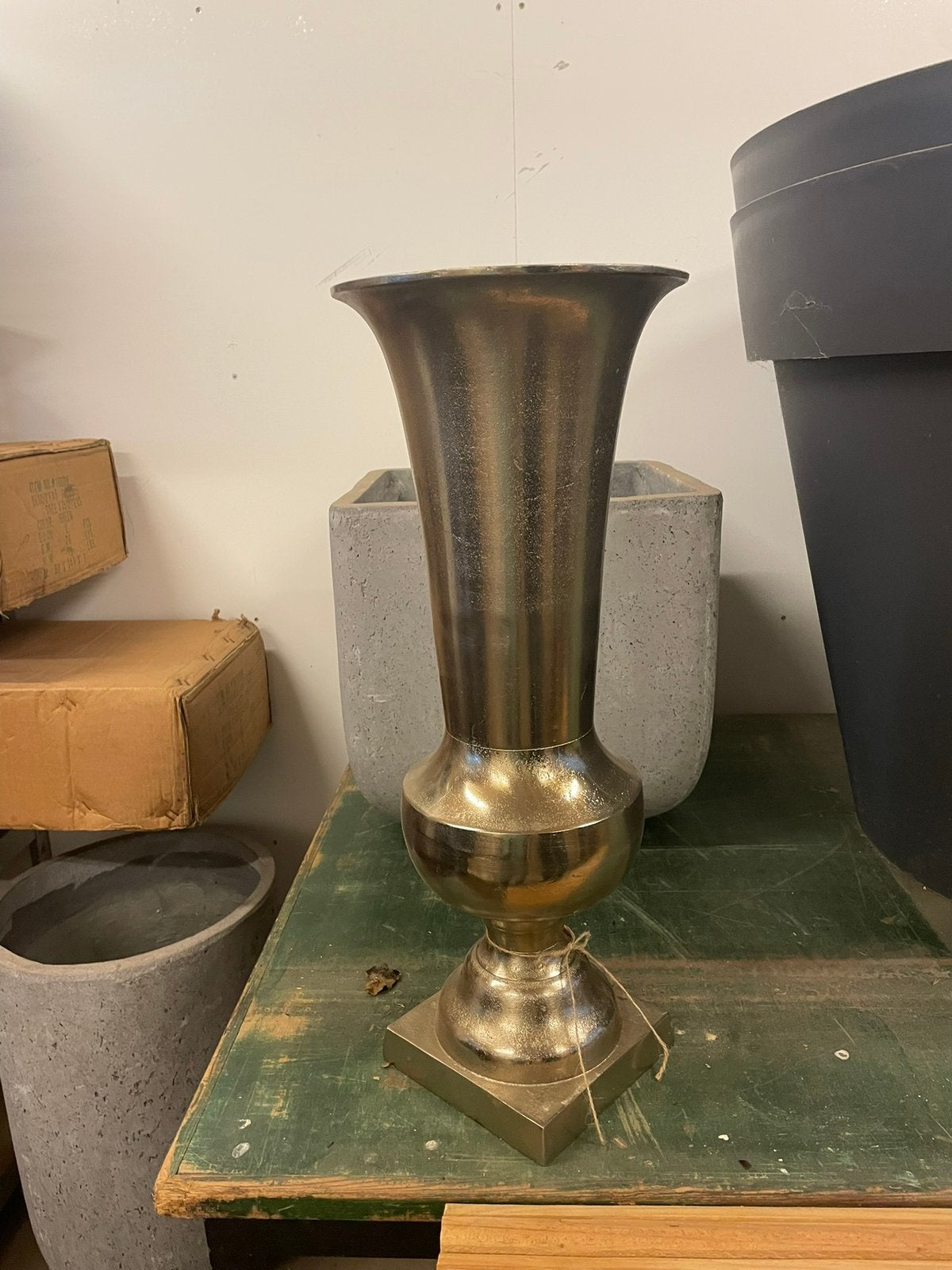 Grote decoratieve metalen vaas, Ophalen