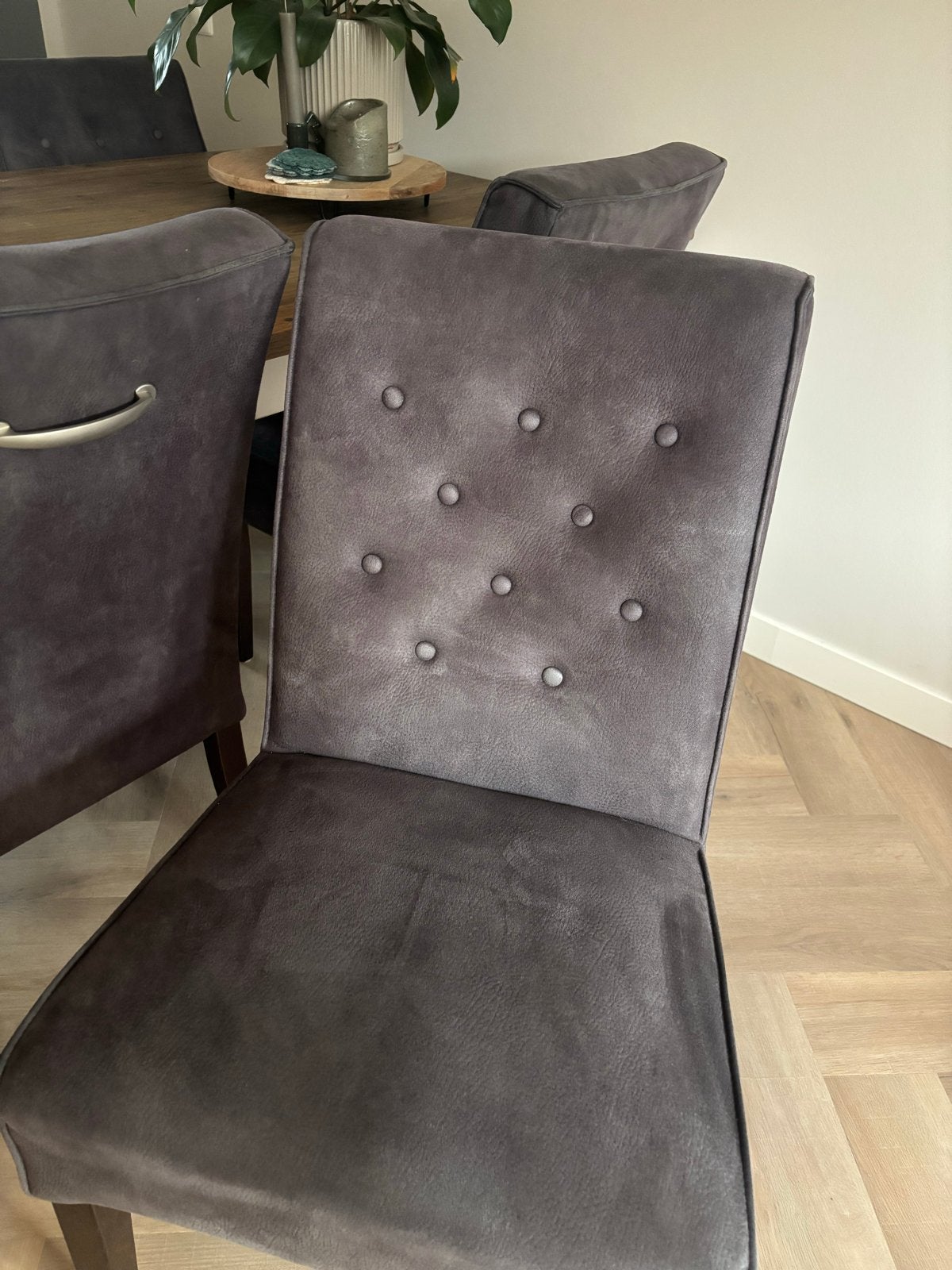 Foto 4 van Teakhouten eettafel 240cm met 8 microleder stoelen