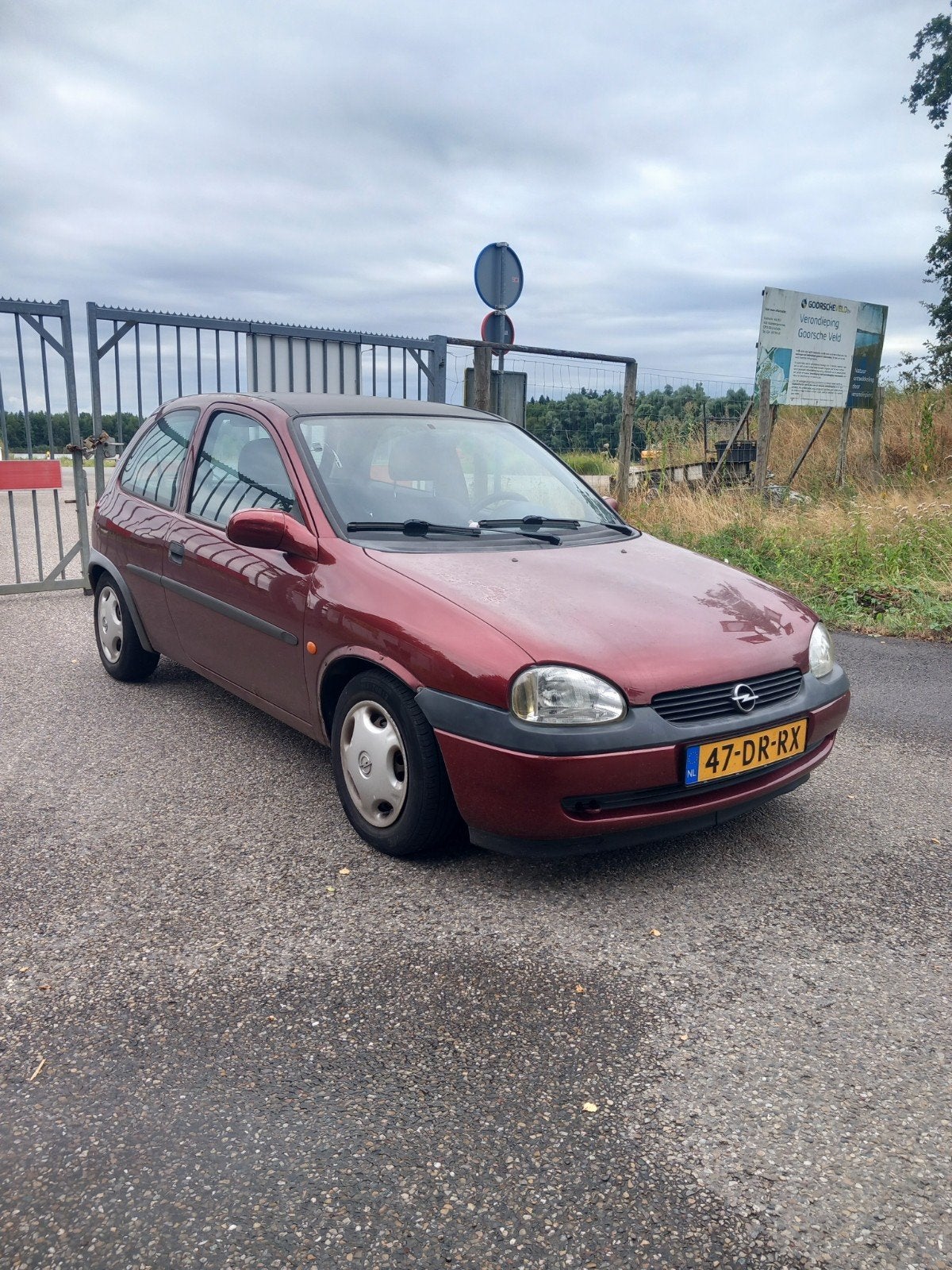 Opel Corsa 1.2 I 16V 3D 1999 Rood, Auto's, 450 kg, 850 kg, Origineel Nederlands, Handgeschakeld