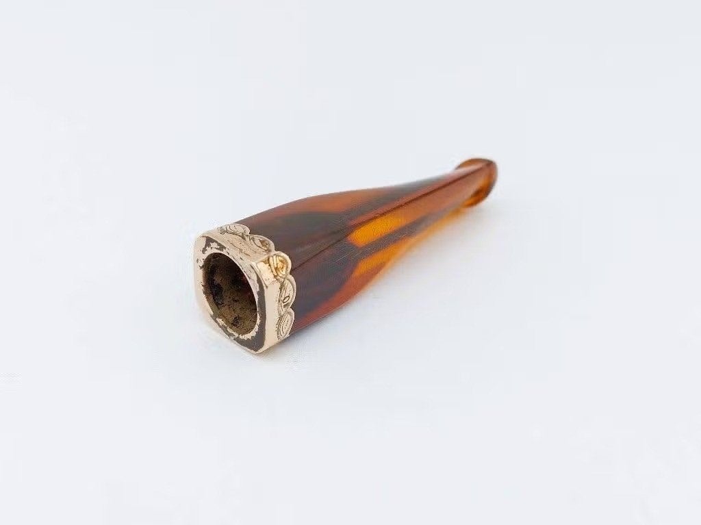 Barnstenen sigarenhouder met gouden ring