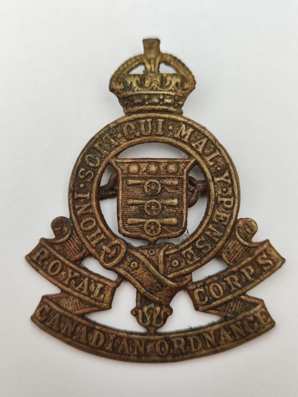 Originele WO2 Canadese Cap Badge – Royal Canadian Ordnance, Verzamelen, Militaria | Tweede Wereldoorlog, Ophalen