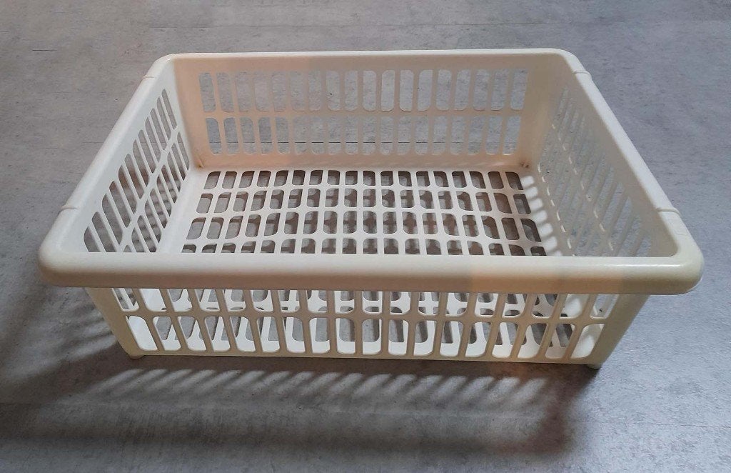 Witte kunststof MAND / MANDJE 29,5 cm x 39,5 cm x 12 cm hoog, Kunststof, Mand, Zo goed als nieuw, Rechthoekig