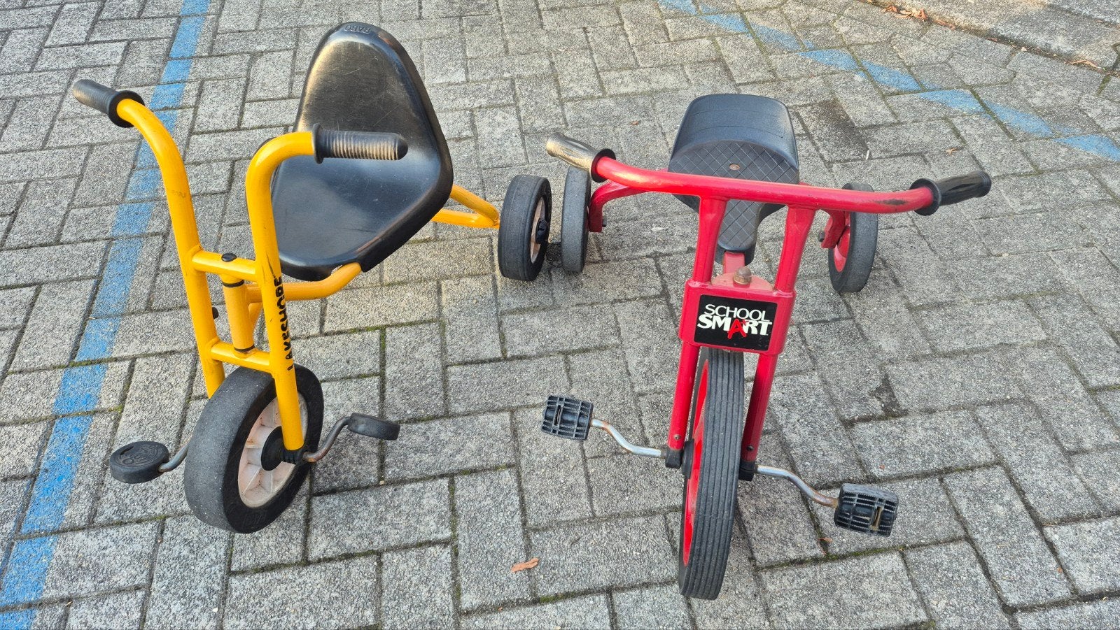 Schoolplein fietsjes - Set van 2 driewielers, Ophalen