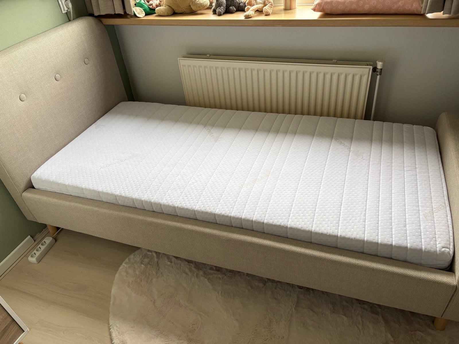 Eenpersoonsbed met stoffen bekleding - Zo goed als nieuw, Ophalen, 90 cm, Eenpersoons, Beige