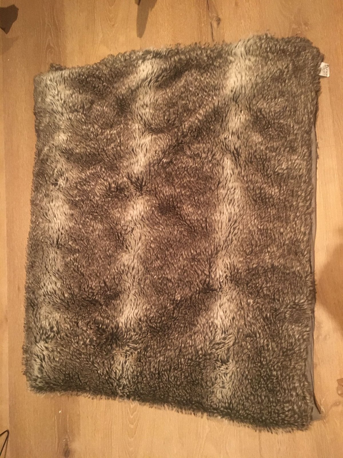 Grijs lang harig bont plaid te koop. Grijs van kleur 140x180, Huis en Inrichting, Ophalen of Verzenden, Zo goed als nieuw