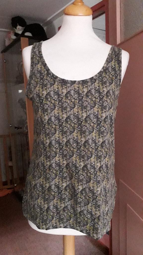 EDC top mt M. mouwloos hemdje grijs geel wit zwart 3,50, Kleding | Dames, Maat 38/40 (M), Overige kleuren, Ophalen of Verzenden