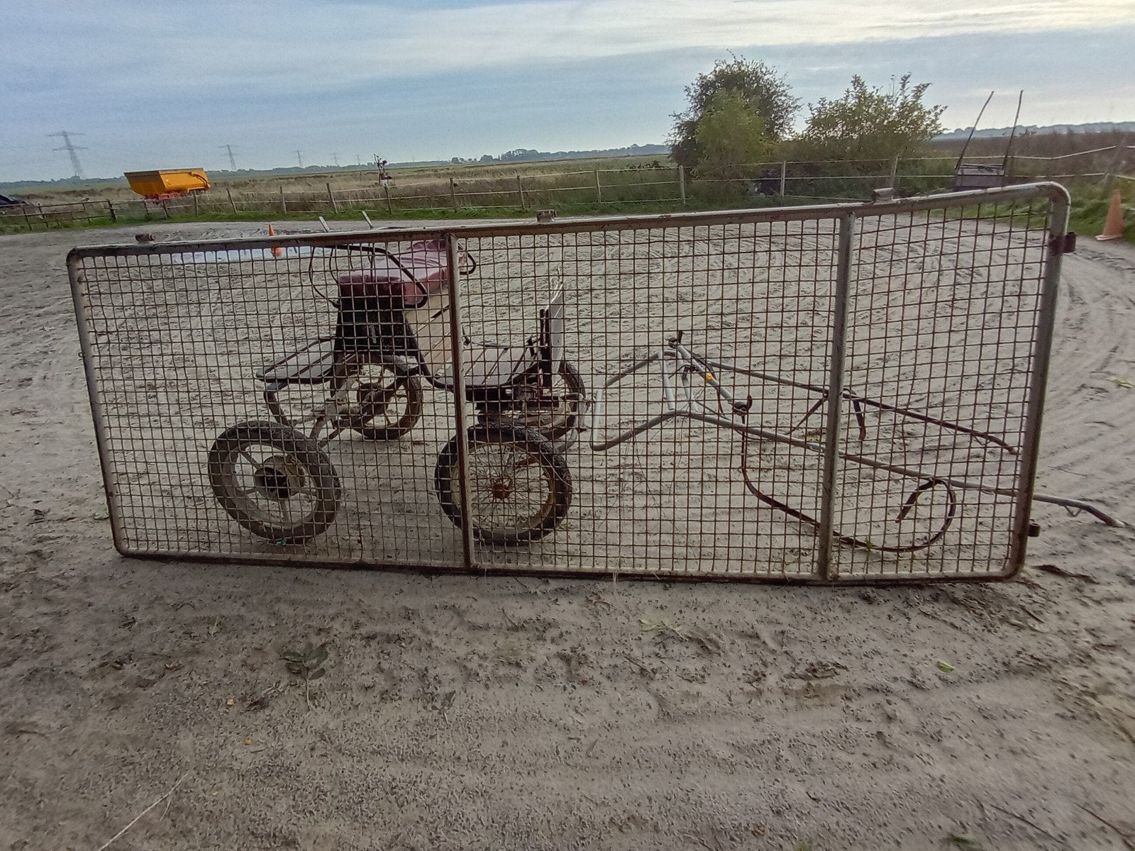 Gebruikt hekwerk met poort - 4 meter breed, Ophalen, Gebruikt, IJzer, Overige typen